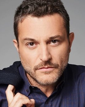 Yorgos Karamihos as Aris