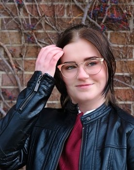 Alyx Byrne as Val