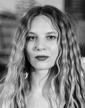 Lilith Stangenberg as Ania