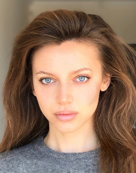 Rosmary Yaneva as Riley