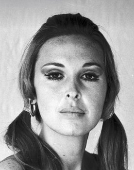 Irene Singery as Cláudia