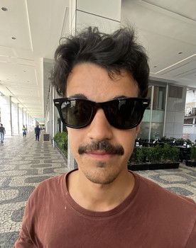 Rodrigo Carauta as "Ele"