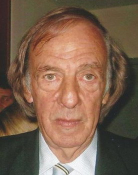 César Luis Menotti as Self