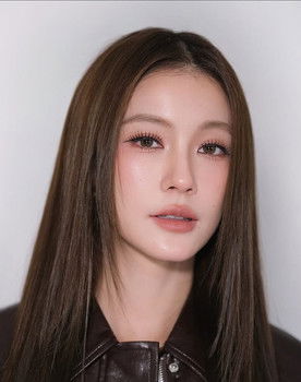 Tipnaree Weerawatnodom as Paeng Piyada