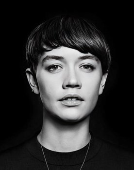 Fanny Louise Bernth as Karoline