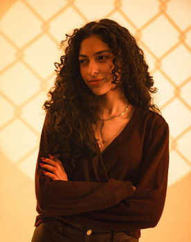 Maria Fernanda Oliveira as Mari