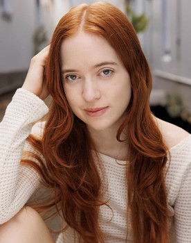 Jasmine Clowes as Leona