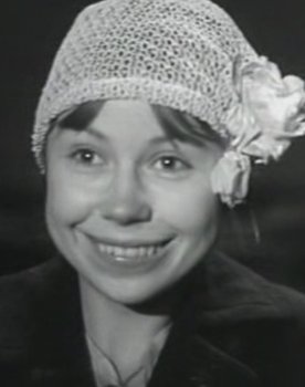 Tatyana Kononova as postwoman