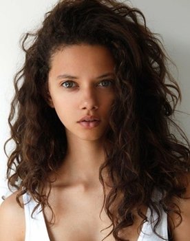 Marina Nery as Leonor de Sá Ribeiro