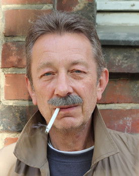 Kurt Dartsch as John