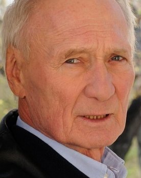 Arthur Brauss as Edvard Peters