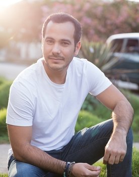 Carlos Enrique Almirante as Javier