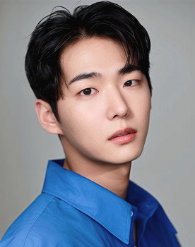 So I-han as Kim Jun (Secretary)