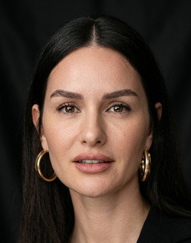 Yasemin Özilhan as Ekin