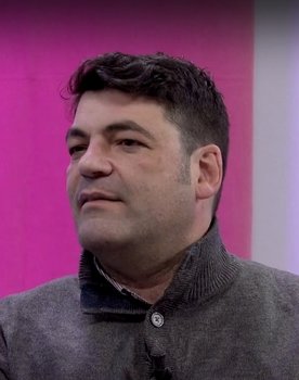 Carles Chova as Comentarista
