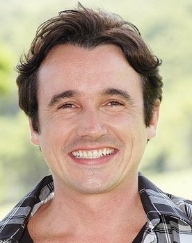 Caio Junqueira as Young Apolônio Brasil
