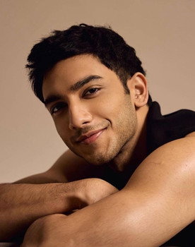 Vedang Raina as Reggie Mantle