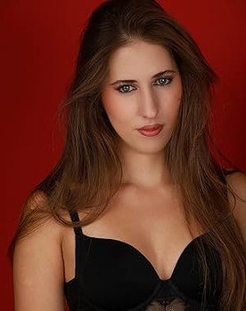 Paulina Rezende as Julia