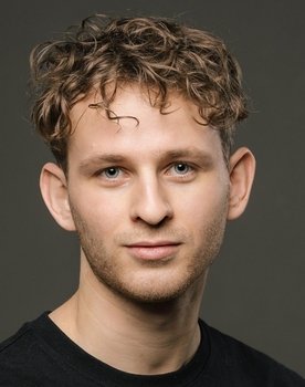 Oskar Kröönström as Refugee