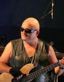 Jannick Top as Basse