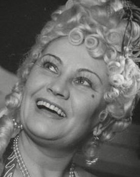 Arany Szögi as Zsófia néni (voice)