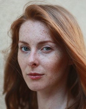 Daniela Komędera as D