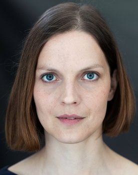 Barbara Ribnikar as Serviserjeva hči