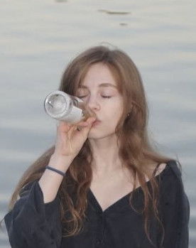 Valentina Andreeva as Passerby 2