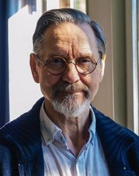 Asko Sarkola as Hamletin esittäjä teatterissa