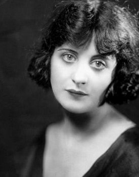 Margarita Fischer as Doris Lowrey/Sally Scrags