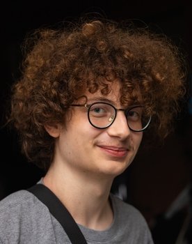 Vitor Hugo Muzzi as Reinê Pires Muzzi