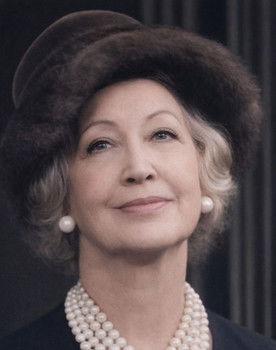 Marthe Alycia as Mme Laprade mère