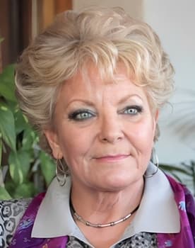 Mabel Escaño as Teresa