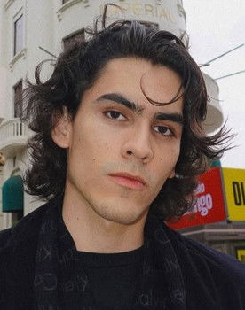 Lionel Bercovich as Julian