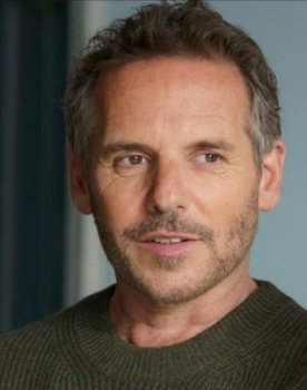 Jeremy Banster as Le pilote