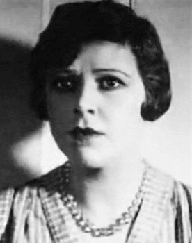 Simone Mareuil as Fille au cabaret
