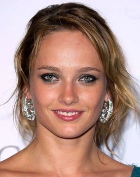 Karmen Pedaru as Isabella