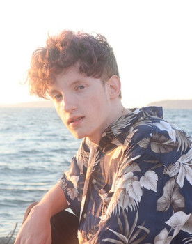 Noah Skrinde as Crack Addict #2