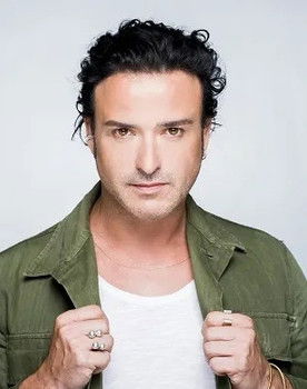 Arno Santamaria as Self