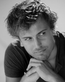 Andrés Gil as Conejo