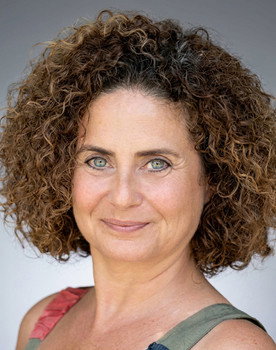 Esra Akkaya as Gülgün
