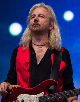 Bernd Römer as Gitarre