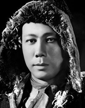 Valéry Inkijinoff as Lee Pang