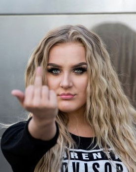 Tova Helgesson as Tävlande