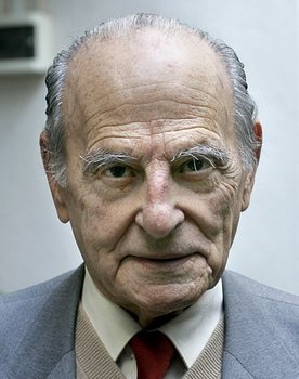 José Hermano Saraiva as Apresentador