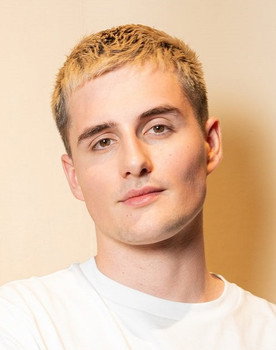 Luis Freitag as Chris