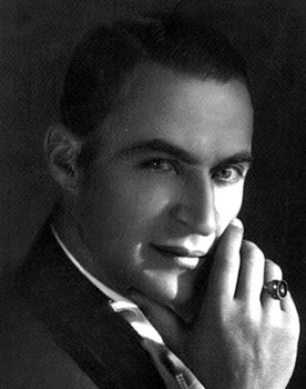 Manuel R. Ojeda as Profesor W. Castle (as Manuel Ojeda)