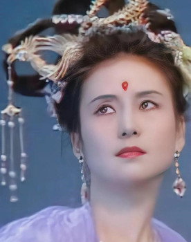 Peining Qiu as 嫦娥