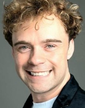 Bertrand Deckers as Présentateur / Chroniqueur People et Royal