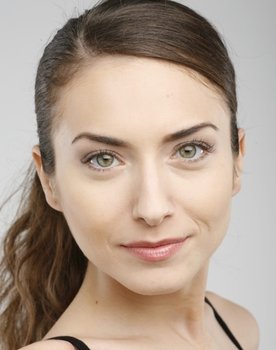 Aslı Özmel as Merve